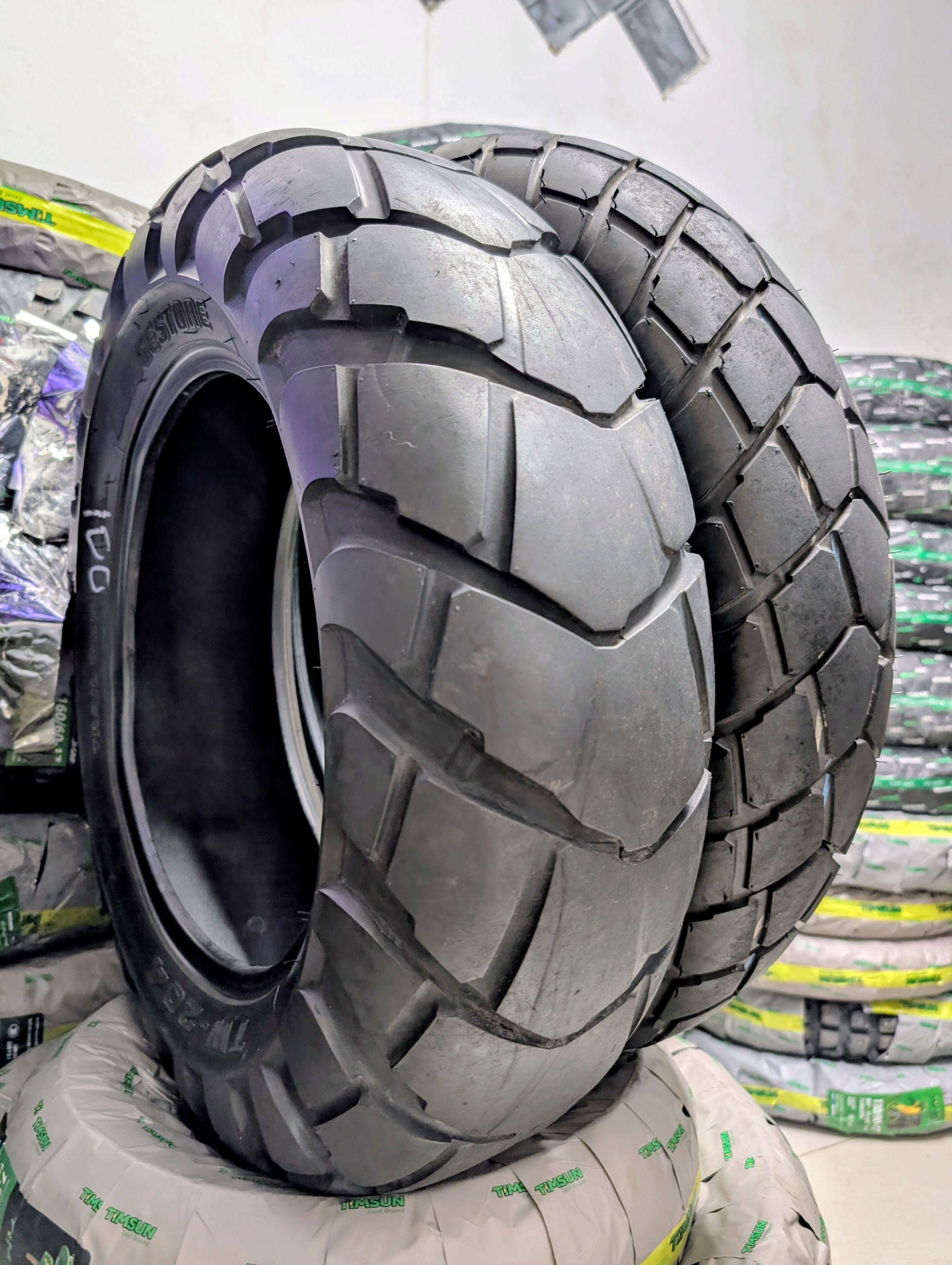 BRIDGESTONE 180/80-14 / 130/80-18 BRIDGESTONE Motorcycle LKR 48,500