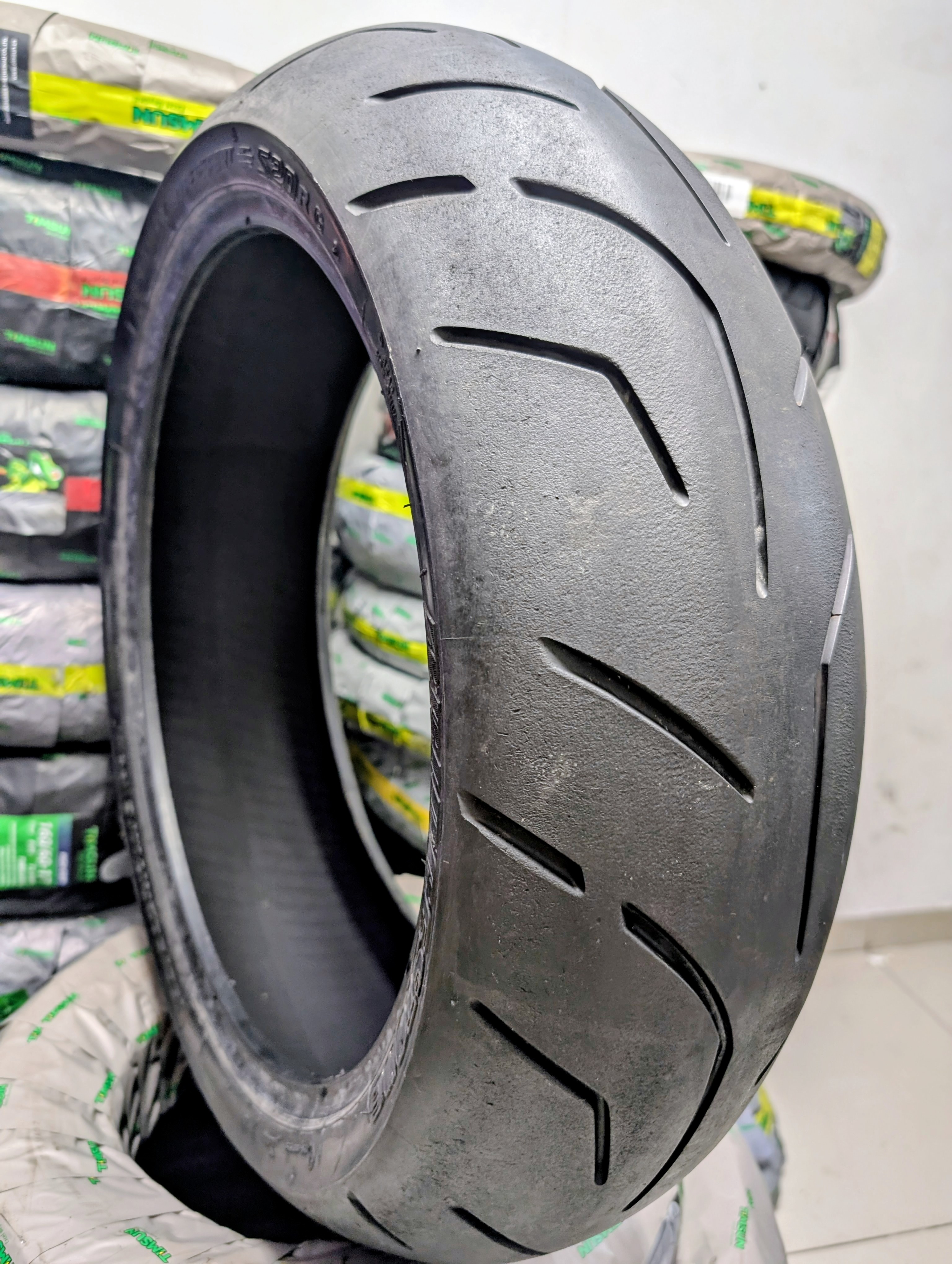 BRIDGESTONE 190/55-17 BRIDGESTONE Motorcycle LKR 24,000